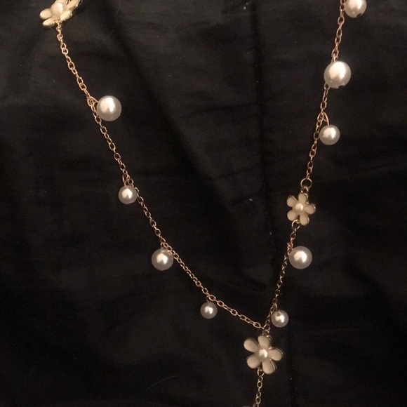 COPY - NWT necklace. Gold chain with pearls and white enamel daisies. - Picture 4 of 6